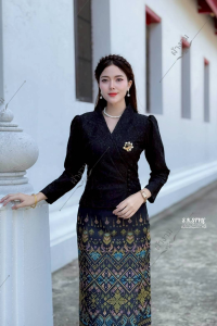 เสื้อลูกไม้เบลล่า อัดซับกาวทั้งตัว ทรงสวยบาดใจ ดีไซน์คอวีป้ายข้าง เสริมลุคให้ดูผอมเพรียวและสง่างาม