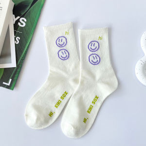 ถุงเท้ากีฬาตัวอักษรสีเขียวเรืองแสงถุงเท้าน่องผู้หญิงฤดูใบไม้ผลิและฤดูใบไม้ร่วงสไตล์อินอินเทรนด์บุคลิกภาพถุงน่องฤดูร้อนสีขาว