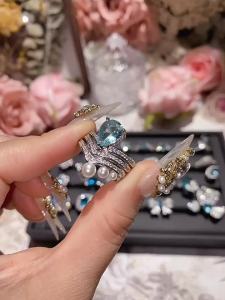 แหวนซีรีส์อควอมารีนเงาแสงน้ำทะเลสาบคาเมลเลีย    แหวนเปิดหรูหราประดับไมโครอินเลย์ที่แวววาวและหนักแน่นเคลือบทอง