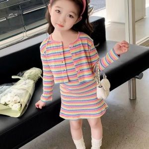 WANDER ชุดเช็ตเด็กผญ ชุดเดรสเด็กผู้หญิง ดีไซน์ลายทางเกาหลีสุดทันสมัย ชุดเดรสคาร์ดิแกนแขนยาว + เสื้อกั๊กผ้าฝ้ายแท้สำหรับเด็กผู้หญิง23924