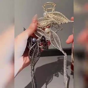 Klip Cakar Rambut🌿镶钻树叶珍珠流苏抓夹 Rhinestone Leaf Pearl Tassel Hair Claw 高级感后脑勺盘发夹鲨鱼夹仙气头饰 Elegant Fashion