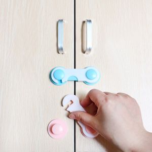 Chốt khoá tủ lạnh đai cài tủ an toàn cho bé PAMA STORE AT16