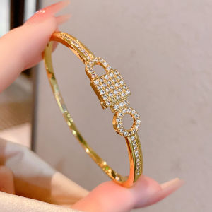 สร้อยข้อมือแฟชั่นผู้หญิงใหม่แสงหรูหราเฉพาะการออกแบบสร้อยข้อมือล็อคระดับสูงสร้อยข้อมืออารมณ์ที่สวยงาม