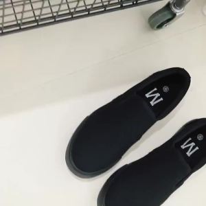 AU2023 Giày vải canvas nam kiểu Hàn Quốc mùa xuân giày công sở màu đen tuyền thoáng khí mùa hè giày sneaker casual thời trang cỡ lớn hàng xuất khẩu.