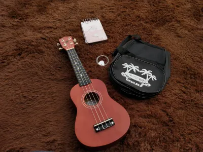 อูคูเลเล่ Ukulele Soprano รุ่น UK-21 สีน้ำตาล แถมฟรี กระเป๋า 1 ใบ และปิ๊ก 2 ตัว