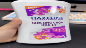 Hazeline Sữa tắm ong chúa hoa ly chai 670g