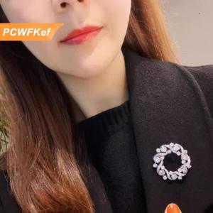 【PCWFKef】 เข็มกลัดแฟชั่นพลอยเทียมทรงกลมสีเงินสำหรับผู้หญิงเสื้อผ้าเสื้อโค้ทเครื่องประดับของขวัญเครื่องประดับ
