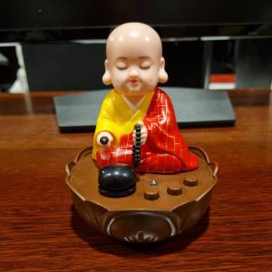 A01ตุ๊กตาพระน้อย เฟิงสุ่ย (มีเสียง 6 บทสวด) เสริมดวง การงาน การเงิน ค้าขาย พระจีน