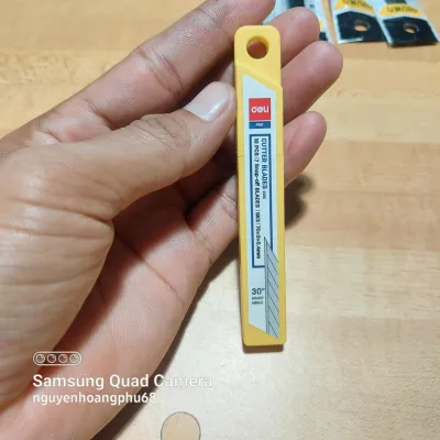 Dao rọc giấy nhọn góc 30° Deli thép SK5 mẫu mới đẹp chắc chắn