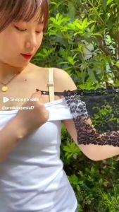 penutup belahan dada wanita