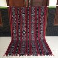 Kain Blanket Tenun troso Jepara warna merah marun cerah kain bahan dress gereja ntt kaim Blangket tenun ikat motif etnik dayak maumere baduy kain batik pekalongan jogja solo. 