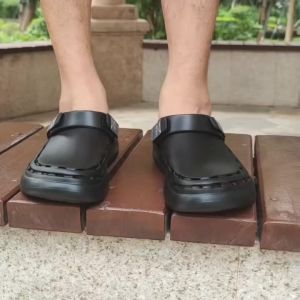 รองเท้าแตะผู้ชายแบบสวม รองเท้าแตะฤดูร้อน มีรูระบายอากาศ รองเท้าแตะสำหรับสวนและบ้าน แฟชั่นกลางแจ้ง พื้นรองเท้ากันลื่น รองเท้าแตะชายหาด สีพื้น