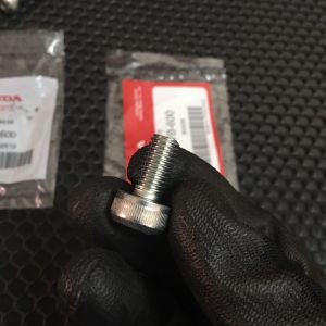 น็อตยึดพักเท้าหลังเวฟ110i แท้ศูนย์ น็อตพักเท้าหลังเวฟ110i แท้ศูนย์ 90135-KWB-600 90136-KWB-600