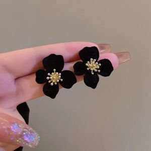 Fashionable Ring Gift 秋冬温柔耳钉花朵法式复古赫本风耳环红色丝绒设计感耳饰高级气质
