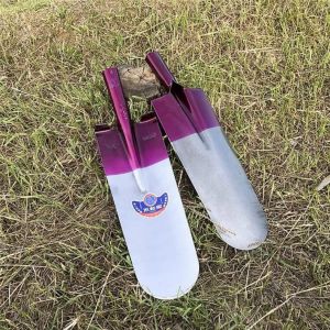 Xẻng thép lưỡi dài làm vườn làm nuống lưỡi tròn chuôi tím.