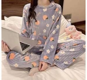 กางเกงนอนขนพู และเสื้อแบบมีร่องขนฟู