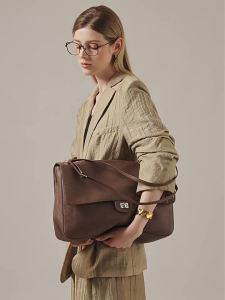 First-layer cowhide elephant gray crossbody bag a stylish and unique new design a high-end bag that can be carried by hand or worn as a shoulder bag