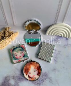 Souvenir pernikahan isi 50pcs KACA LIPAT BONEKA KEDIP