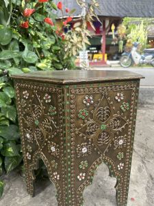 โต๊ะไม้แกะสลัก โต๊ะข้าง ย 42x42xส 49 cm  หกเหลี่ยม โต๊ะกลาง  วางหัวเตียง ฐานพระ  แบบทองเก่าโบราณ และปิดทองคำเปลว เดินเส้นประดับกระจกหลากสี