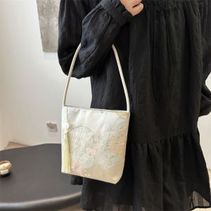 EIJINGY พิมพ์ออกมาแล้ว กระเป๋าสะพายไหล่ปักลาย กระเป๋าถือแบบถือ จุได้มาก กระเป๋าทรงถัง Hanfu หวานหวานแหววว กระเป๋าโท้ท กระเป๋าถือสไตล์จีนใหม่ สำหรับผู้หญิง