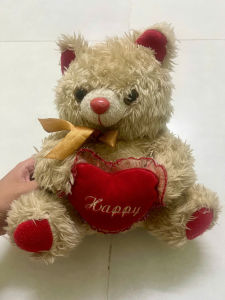 Gấu nâu ôm tim lông xù