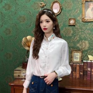 Ammin 2024 Mùa Xuân Thêu Trung Quốc Mới Hoa cổ đứng vải Satin Thời Trang Jacquard phong cách dân tộc nút ngọc trai Áo Sơ Mi Nữ Tay áo dài Ngọt Ngào tay áo phồng Áo Blouse thanh lịch