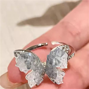 Hmeme ต่างหูพู่ผีเสื้อยาวโรแมนติกสำหรับผู้หญิงต่างหูคริสตัลผีเสื้อสีฟ้าอ่อนของขวัญเครื่องประดับ