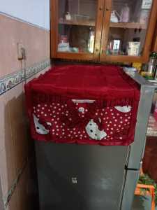 SARUNG TAPLAK ATAS KULKAS BAHAN SATEN HELLO KITTY JUMBO ADA KANTONG KANAN KIRI