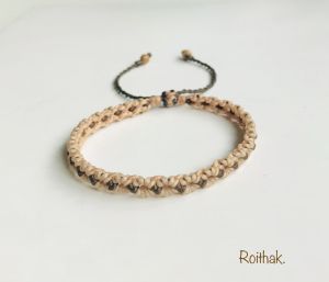 สร้อยข้อมือถัก Macrame ด้วยเชือกเทียน โทนสีเบส (น้ำตาลอ่อน/กากี)