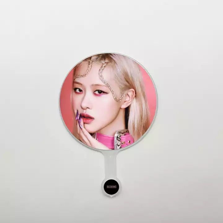 Qu%E1%BA%A1t%20Blackpink%20c%E1%BA%A7m%20tay%20h%C3%ACnh%20Th%E1%BA%A7n%20T%C6%B0%E1%BB%A3ng%20Kpop%20-%20Image%204