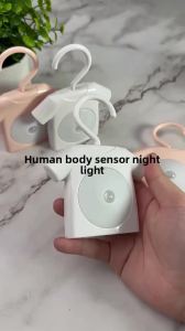 xpkQ T-Shirt-Shaped Motion Sensor Night Light 306 ° Rotation Back LED Closet Lamp Auto On/Off Hanging Hook M1Y4T
