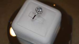 แหวนเงินแท้ 925 ชุบเคลือบทองคำขาว รุ่น Jupiter Swirl [Allure Jewelry]