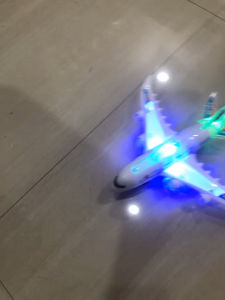 Mainan Pesawat bisa jalan ada lampu dan suara