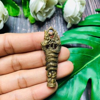 รูปจากผู้ขายบน Lazada: ตะกรุดนาคเกี้ยว พญานาคเนื้อทองเหลืองโบราณ ผ่านพิธีกรรมปลุกเสกเรียบร้อย ตั้งราคา ฿66 ขายแล้ว 179 ชิ้น