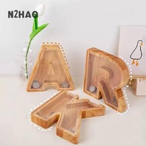 ซื้อ 1 ชิ้นลด 10 บาท กระปุกออมสินยี่สิบหกตัวอักษรภาษาอังกฤษกระปุกออมสินกระปุกออมสินกล่องบันทึกตัวอักษรทำจากไม้ของประดับตกแต่งบ้าน