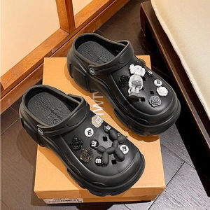 LHMonday จัดส่งในไทย รองเท้าหัวโตสีพื้นมีให้เลือก 3 สี มีตัวการ์ตูนติด3D รองเท้าแฟชั่นแต่งสายรัดส้น รองเท้าแตะสีพื้นเรียบๆตัวพื้นด้านในรองเท้าเป็นสีดำ พื้นนุ่มเบาใส่สบายใส่ได้ทุกโอกาส