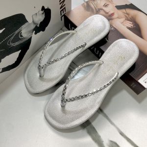 รองเท้าแฟชั่น รองเท้าแตะผู้หญิง แบบหูคีบ สายเพชร ผ้าวิ่ง พื้นนุ่ม แบรนด์ Lucky shoes แบบใหม่มาแรง