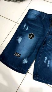 Celana Pendek Jeans Sobek & Desain Emblem Unik