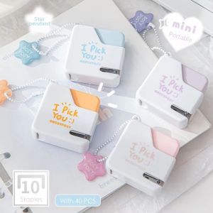 UNDERGR ได้อย่างง่ายดาย ชุดเครื่องเย็บกระดาษสีขนาดเล็ก พร้อมลวดเย็บกระดาษ No.10 40ชิ้น ง่ายต่อการใช้งาน ชุดเครื่องเย็บกระดาษประหยัดแรงงาน อินส์ มัลติฟังก์ชั่ เครื่องเข้าเล่มหนังสือ โรงเรียนออฟฟิศออฟฟิศ