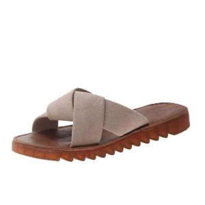 In Summer Wear Fashionable and Versatile Flip-flops Womens Flat Beach Shoes Hong Kong Style Roman Internet Celebrity Sandals