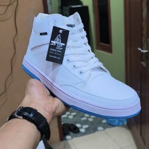 Aldhis Sepatu Putih Boots Pria Casual Sneakers Cowok Keren Trendy Kekinian buat Gaya dan Kerja Antislip