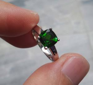 PY Beauty +++ร้านนี้ขายแต่ของแท้ค่ะ+++ ต่างหูเงิน 925 Sterling silver ฝังพลอยโครมดิออพไซด์ (Natural Chrome Diopside) น้ำหนัก 1.80 กะรัต คัดพลอยสวยค่ะ