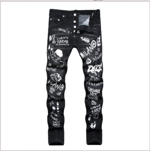 DSQUARED2ยี่ห้อบุรุษกางเกงยีนส์แฟชั่นสบายๆบาง D2กราฟฟิตีพิมพ์ยืดฉีกกางเกงยีนส์ถนนฮิปฮอปสีดำกางเกงยีนส์บาดเจ็บ