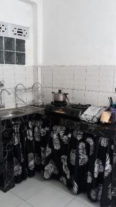 Gorden Meja Kolong Dapur Motif Black Palm Bisa Custom Tinggi