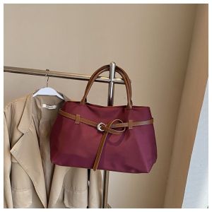 สวยทุกสี  กระเป๋าสะพายขึ้นไหล่งานผ้าไนล่อน รุ่น  Trip  กันน้ำดีไซส์ทันสมัย มี 5 สี   ถือเเละสะพายขึ้นไหล่ มีหมุดรองฐาน