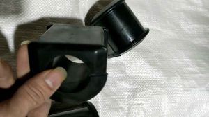 Cao su cân bằng trước Howo A7 . cục nhỏ. WG9100680068. Cao su thanh giằng trước đầu kéo A7 đệm cao su thanh nối ngang trước...VIE PARTS