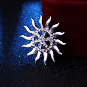 1Pc New Korean Fashion Metal Sunflower Shaped Rhinestone Brooch Mens Suit Jacket Trendy Brooches Accessories Travel Souvenirs