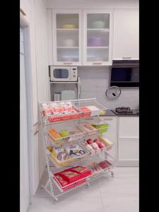 Kitchen storage shelves movable living room snacks storage rack floor multi-layer vegetables and fruits fresh shelves
