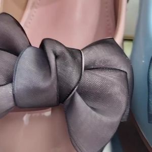 รองเท้าเด็กผู้หญิง 2023 รองเท้าเจ้าหญิงส้นสูงแฟชั่นใหม่สำหรับเด็กรองเท้าส้นเตารีดแบบผูกโบว์ทุกคู่รองเท้าหนังเด็กหญิง