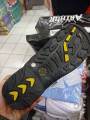 sepatu safety. 